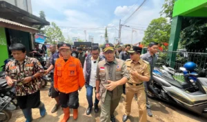 Kepala BNPB, Letjen Suharyanto bersama Bupati Bandung, Dadang Supriatna dan Kepala Pelaksana BPBD Kabupaten Bandung, Uka Suska saat meninjau lokasi jebolnya tanggul Sungai Cigede di Dayeuhkolot, Kabupaten Bandung.