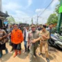 Kepala BNPB, Letjen Suharyanto bersama Bupati Bandung, Dadang Supriatna dan Kepala Pelaksana BPBD Kabupaten Bandung, Uka Suska saat meninjau lokasi jebolnya tanggul Sungai Cigede di Dayeuhkolot, Kabupaten Bandung.