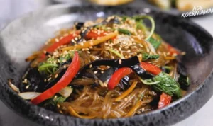 Resep Nikmat Japchae, Soun Khas Korea ala chef Ade Koerniawan (Foto: Tangkapan Layar kanal YouTube Ade Koerniawan)