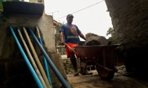 Ilustrasi: Penampungan dan saluran air warga untuk menyiasati ketersediaan air yang cukup sulit didapat di Kabupaten Bandung.