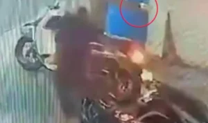 Dua pelaku pencurian sepeda motor yang diduga membawa senjata tajam di Komplek Manglayang Regency, Cileunyi, Kabupaten Bandung. Foto tangkapan layar video