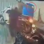 Dua pelaku pencurian sepeda motor yang diduga membawa senjata tajam di Komplek Manglayang Regency, Cileunyi, Kabupaten Bandung. Foto tangkapan layar video