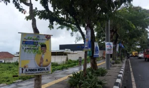 Salah satu APK yang terpasang sembarangan dan diduga melanggar aturan yang mendapatkan protes "pohon bukan tempat kampanye".