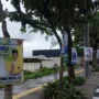 Salah satu APK yang terpasang sembarangan dan diduga melanggar aturan yang mendapatkan protes "pohon bukan tempat kampanye".