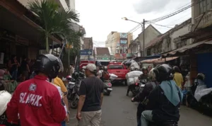 Situasi di luar Pasar Baru Bandung saat terjadinya Kebakaran di Basemen 1, Kamis, (18/1).