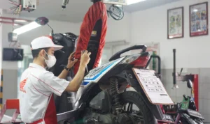 Ilustrasi: Sepeda motor kala melakukan servis.