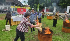 Kejari Kota Bogor Musnahkan Barang Bukti 75 Perkara Tindak Pidana Kejari Kota Bogor saat melakukan pemusnahan barang bukti, Kamis (18/1).