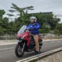 Berhenti Pas Naik Motor, Turun Pakai Kaki Kiri atau Kanan Duluan?