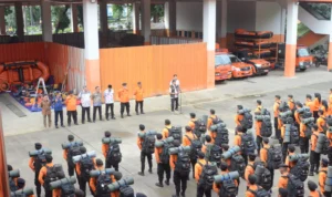 Pj Bupati Bogor Pastikan BPBD Siap Siaga Antisipasi Bencana PJ Bupati Bogor, Asmawa Tosepu saat mengecek personil BPBD.