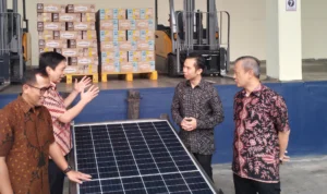 Kurangi Dampak Pemanasan Global, Pabrik di Sumedang Ini Gunakan PLTS untuk Produksi Penampakan panel PLTS Atap yang digunakan untuk energi dalam operasional produksi pabrik.