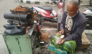Harapan Tukang Sol Sepatu di Sukabumi untuk Calon Presiden 2024
