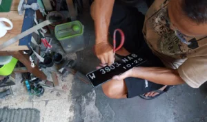 Perjalanan Penjual Plat Nomor: Lika-Liku Bisnis di Tengah Tantangan Ekonomi dan Persaingan Online