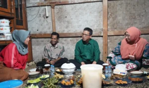 Bupati Bandung, Dadang Supriatna bersama istrinya Emma Dety Dadang Supriatna saat melakukan program Bunga Desa (Bupati Ngamumule Desa) di Kampung Kedaleman RT 01/RW 21 Desa Pakutandang Kecamatan Ciparay Kabupaten Bandung, Sabtu (20/1).