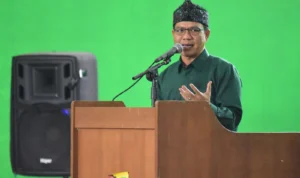 Bupati Bandung, Dadang Supriatna, saat memberikan sambutan di acara program Bunga Desa di Desa Pakutandang, Kecamatan Ciparay, Kabupaten Bandung, Sabtu (20/1).