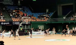 Laga sengit Borneo Hornbills melawan Tangerang Hawks yang berlangsung di GOR Laga Tangkas, Pakansari Cibinong, Bogor, Sabtu (20/1) malam.
