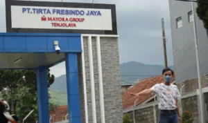 PT Tirta Fresindo Jaya di Cicalengka Bandung Klaim Kantongi Izin Privatisasi Air dan Lakukan Konservasi Alam PT Tirta Fresindo Jaya dari Mayora Group yang berdiri di wilayah Desa Tenjolaya, Kecamatan Cicalengka, Kabupaten Bandung.