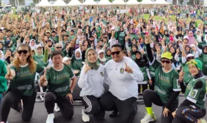 Celeg dari PBB Kota Bogor Dapil Bogor Barat, Kevin Alfendo Attros (Tiga Kanan) saat menyambut basis pendukungnya di Lapangan Marzuki Mahdi, Jalan dr.Semeru Kota Bogor, Minggu (21/1).