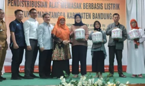 394 KK di Cicalengka Bandung Belum Punya Penanak Nasi, Sejumlah Warga Tersenyum Dapat Bantuan AML