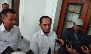Ketua Bawaslu Jabar Zacky Muhammad Zam Zam (tengah) saat ditemui di Gedung Sate, Senin (22/01) / Foto Hendrik Muchlison