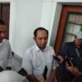 Ketua Bawaslu Jabar Zacky Muhammad Zam Zam (tengah) saat ditemui di Gedung Sate, Senin (22/01) / Foto Hendrik Muchlison