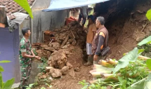 3 Rumah di Cibadak Sukabumi Terancam Longsoran Tanah 3 Unit Rumah di Cibadak Sukabumi terancam tanah longsor.