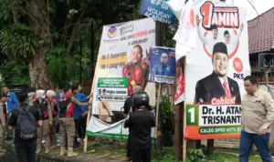 Tim gabungan saat mengeksekusi sejumlah APK yang melanggar aturan di Simpang Jalan Sancang, Kota Bogor, Selasa (23/1).
