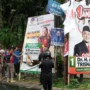 Tim gabungan saat mengeksekusi sejumlah APK yang melanggar aturan di Simpang Jalan Sancang, Kota Bogor, Selasa (23/1).