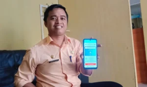 Kepala Bidang Kepegawaian BKSDM Kota Banjar, Irfan Fauzi menunjukkan aplikasi eOffice Kota Banjar di hape pintar miliknya di kantor BKPSDM Kota Banjar, Selasa 23 Januari 20204.