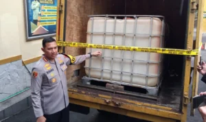 Polresta Bogor Gagalkan Penyeludupan BBM Bersubsidi ke Pulo Gadung Jakarta Kapolresta Bogor Kota, Kombes Pol Bismo Teguh Prakoso saat menunjukkan armada pengangkut BBM Biosolar bersubsidi di Mapolresta Bogor Kota, Selasa (23/1).