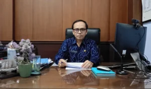 Inspektur Kota Banjar Agus Muslih MMKes QGIA di ruang kerjanya.