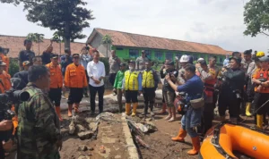 PJ Gubernur Jawa Barat Bey Machmudin beserta jajarannya mengungjungi lokasi jebolnya tanggul Sungai Cigede di Kampung Lamajang, Desa Citeureup, Kecamatan Dayeuhkolot, Kabupaten Bandung, Jumat (12/1/2024).