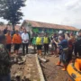 PJ Gubernur Jawa Barat Bey Machmudin beserta jajarannya mengungjungi lokasi jebolnya tanggul Sungai Cigede di Kampung Lamajang, Desa Citeureup, Kecamatan Dayeuhkolot, Kabupaten Bandung, Jumat (12/1/2024).