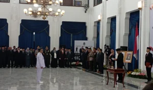 Pelantikan Pj Bupati Garut, Barnas Adjidin di Gedung Sate Bandung, Selasa (23/1).