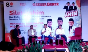 Haru Suandharu Masih Ngotot Amin Bisa Menang Satu Putaran Ketua DPW PKS Jabar Haru Suandharu saat berdialog dengan sejumlah tokoh dan relawan di Bandung, Rabu (24/01)