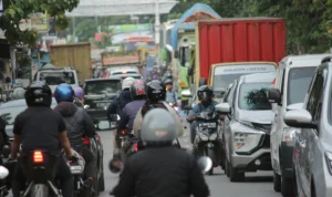 Kepadatan arus lalu lintas di Jalan Gedebage Selatan, Kota Bandung.