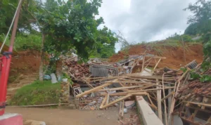 Dampak dari Bencana tanah longsor terjadi di kampung Cibatu Hilir, Desa Sekarwangi Kecamatan Cibadak kabupaten Sukabumi pada Rabu (24/1).