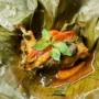 Cara membuat pepes ayam kemangi dengan bumbu rempah yang melimpah Foto: YouTube/ @Devina Hermawan