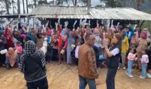 Unik! Tiga Kader PDIP Lakukan Kampanye Politik Hijau, Tukarkan Botol Plastik dengan Sembako