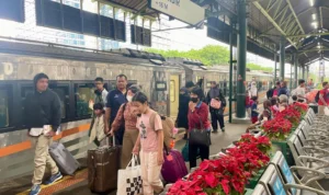 Penumpang KA Pangandaran di Stasiun Gambir.
