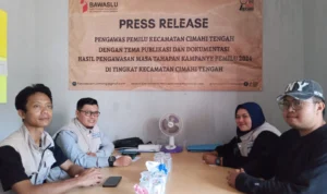 Panwascam Cimahi Tengah Ungkap Temuan Pelanggaran Kampanye Doc. Press Release Panwascam Cimahi Tengah ungkap Temuan Pelanggaran Kampanye (mong)