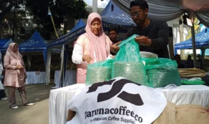 Festival Kopi Cimahi Tunjukkan Potensi Besar Penjualan Kopi Doc. Kabid Industri Disdagkoperin, Dessy Setiawati Bukit saat Memperlihatkan Biji Kopi di Festival Kopi Cimahi (mong)