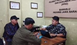 KAMMI Laporkan Dugaan Pelanggaran Iklan Kampanye di TV Nasional oleh 3 Capres Lembaga Pemantau Pemilu KAMMI Jabar saat melapor ke Kantor Bawaslu Jabar, Jumat (26/01) petang.