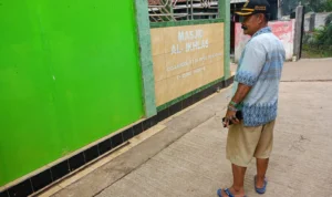 Pencurian motor di area parkiran Masjid Al Ikhlas, Kampung Cigarogol RT 8/3, Desa Mekarsari, Kecamatan Cileungsi, Kabupaten Bogor, Jumat (26/1).