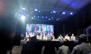 Kaesang ke Bandung, Sapa Jamaah Salawat Kemenangan Prabowo Gibran Ketua Tim Kampanye Daerah (TKD) Prabowo - Gibran Jabar Ridwan Kamil (tiga dari kanan) ikut bershalawat di Lapangan Tegallega, Bandung.