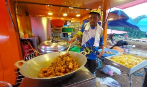 Pasca Longsor Cibadak Sukabumi, Ribuan Porsi Makan Disiapkan untuk Penyintas Suasana dapur umum ditengah bencana tanah longsor di kampung Cibatu Hilir kecamatan Cibadak Kabupaten Sukabumi. Riki/Jabar Ekspres.