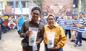 Tepung Mocaf Produk Inovasi Generasi Muda Kota Cimahi Doc. (Kiri) Inovator Pangan Lokal Cimahi, Agus Fatoni (Kanan) Kadisdagkoperin Kota Cimahi, Hella Haerani menunjukkan Produk Tepung Mocaf Asli Cimahi (mong)
