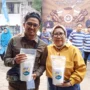 Tepung Mocaf Produk Inovasi Generasi Muda Kota Cimahi Doc. (Kiri) Inovator Pangan Lokal Cimahi, Agus Fatoni (Kanan) Kadisdagkoperin Kota Cimahi, Hella Haerani menunjukkan Produk Tepung Mocaf Asli Cimahi (mong)