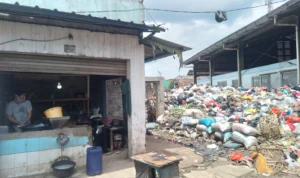 Berniaga di Pinggir Gunungan Sampah