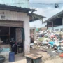 Berniaga di Pinggir Gunungan Sampah
