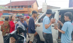 Komunitas Sarasa KBB saat membagikan paket makan siang kepada masyarakat di Jalan Raya Padalarang. Sabtu (27/1).